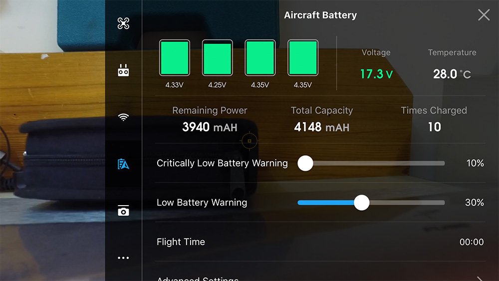 Drone battery status showing four fully charged cells, voltage at 17.3V, temperature at 28.0°C, remaining power at 3940 mAh, total capacity 4148 mAh, with settings for low battery warnings.